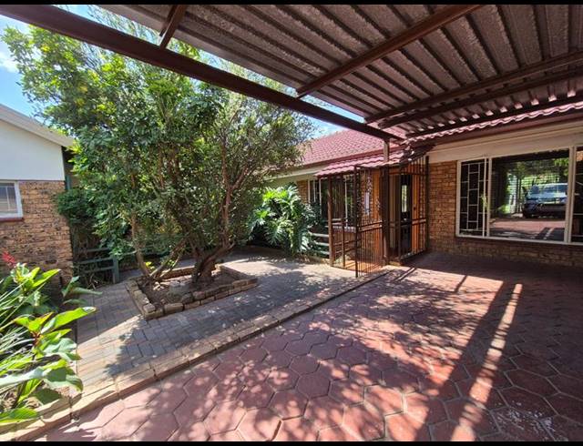 4 BEDROOM HOUSE FOR SALE IN ROOIHUISKRAAL